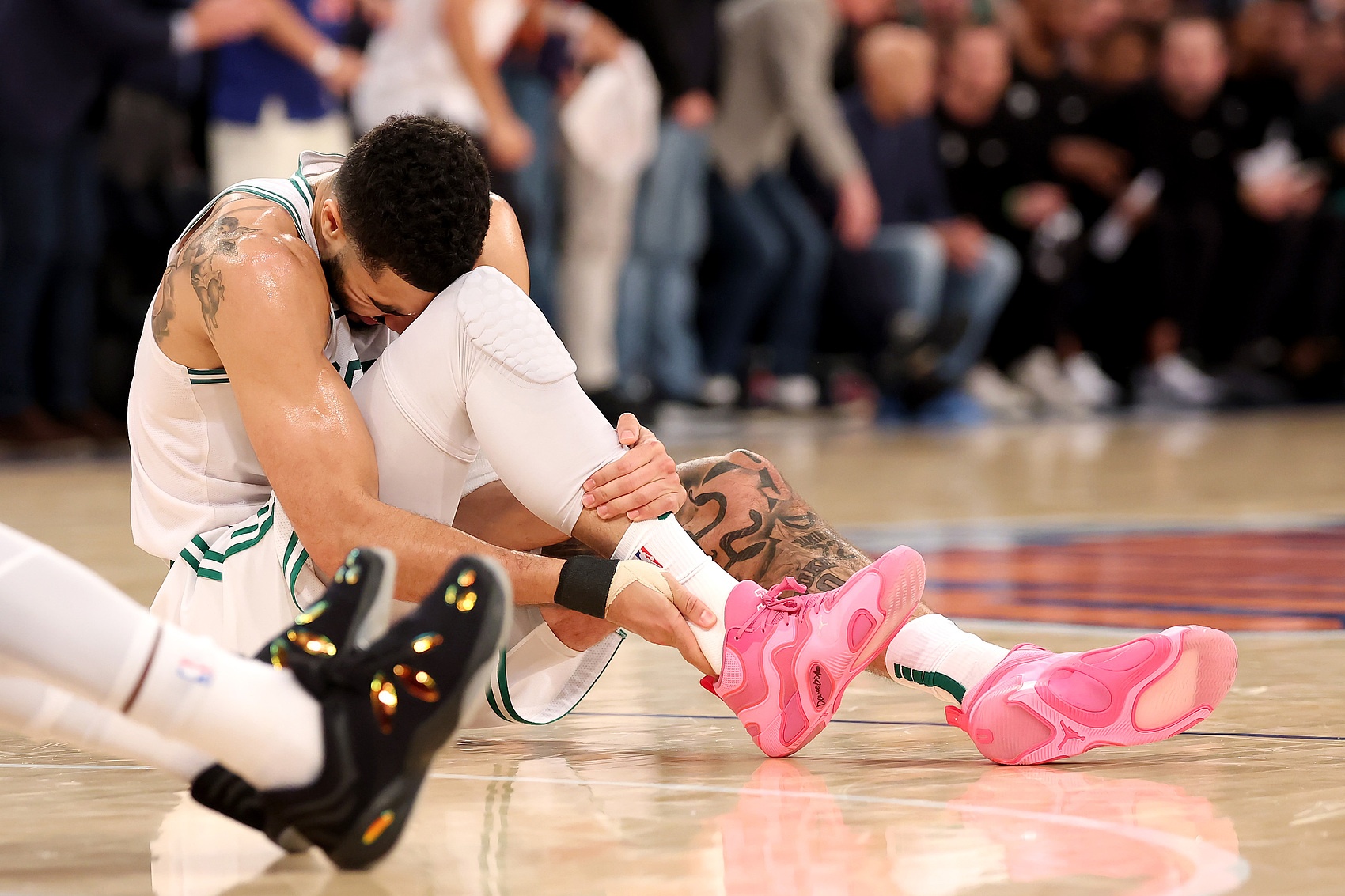 九游娱乐-医学专家：小腿拉伤和跟腱撕裂无必然联系 伤病频发源于带伤作战