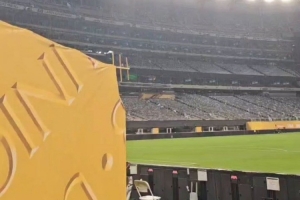 九游APP-皇马飞机仍在盘旋&amp;未获得降落许可，球场播报情况