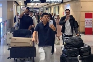 九游娱乐-罗马尼亚国脚中卫布尔卡抵达昆明，云南玉昆球迷热情接机