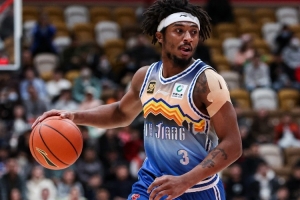 九游APP-肩膀脱臼！刘炜：不希望你为了此役影响职业生涯 黑根斯：我能打