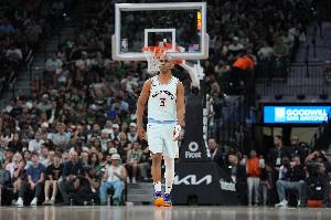 九游-老兵不死！保罗半场内外开花8投4中得到9分2板4助1断